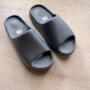 Dark Grey Yeezy Slides Size 13 Brand New (no box).